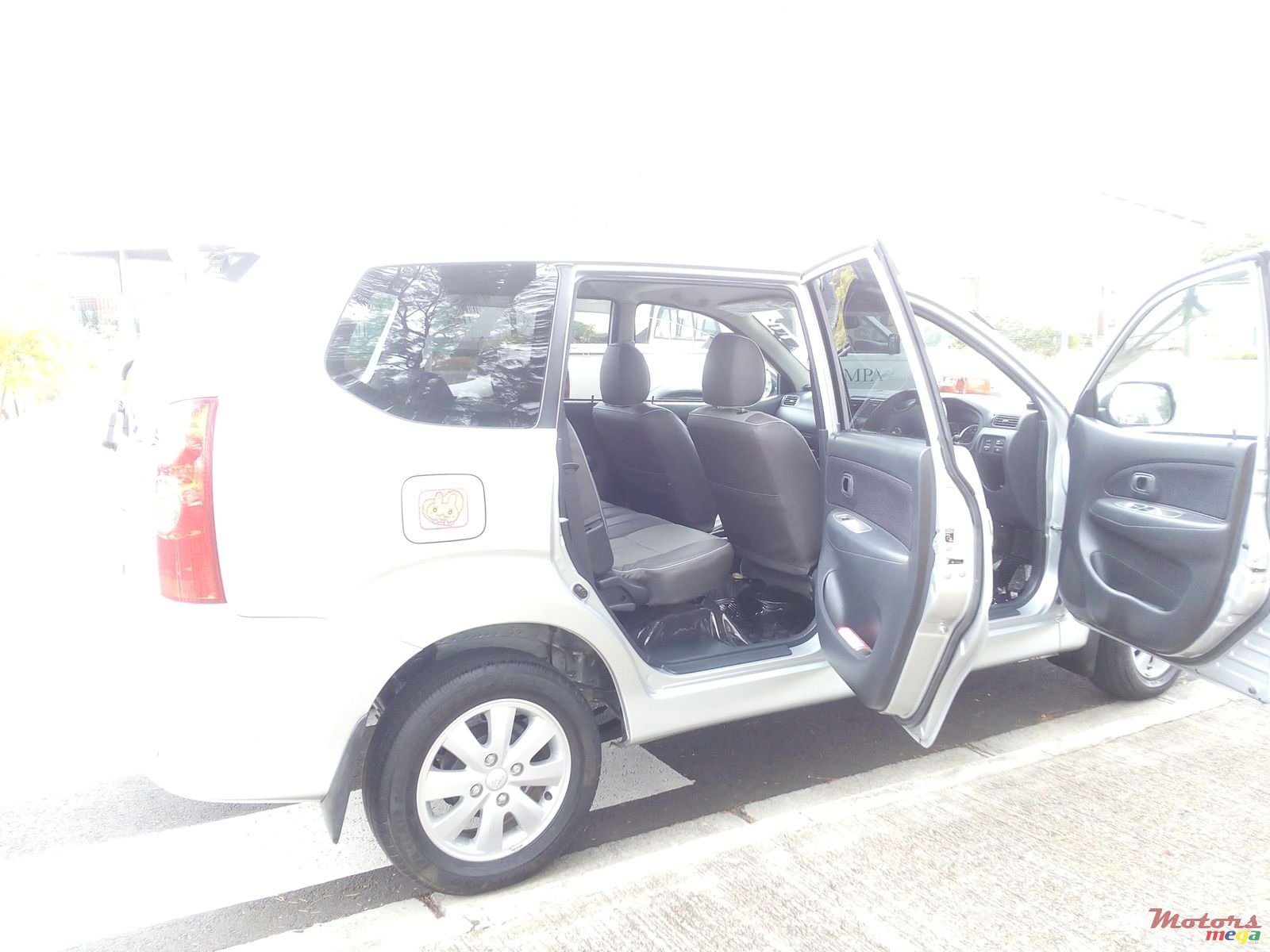 2011' Toyota Avanza photo #2