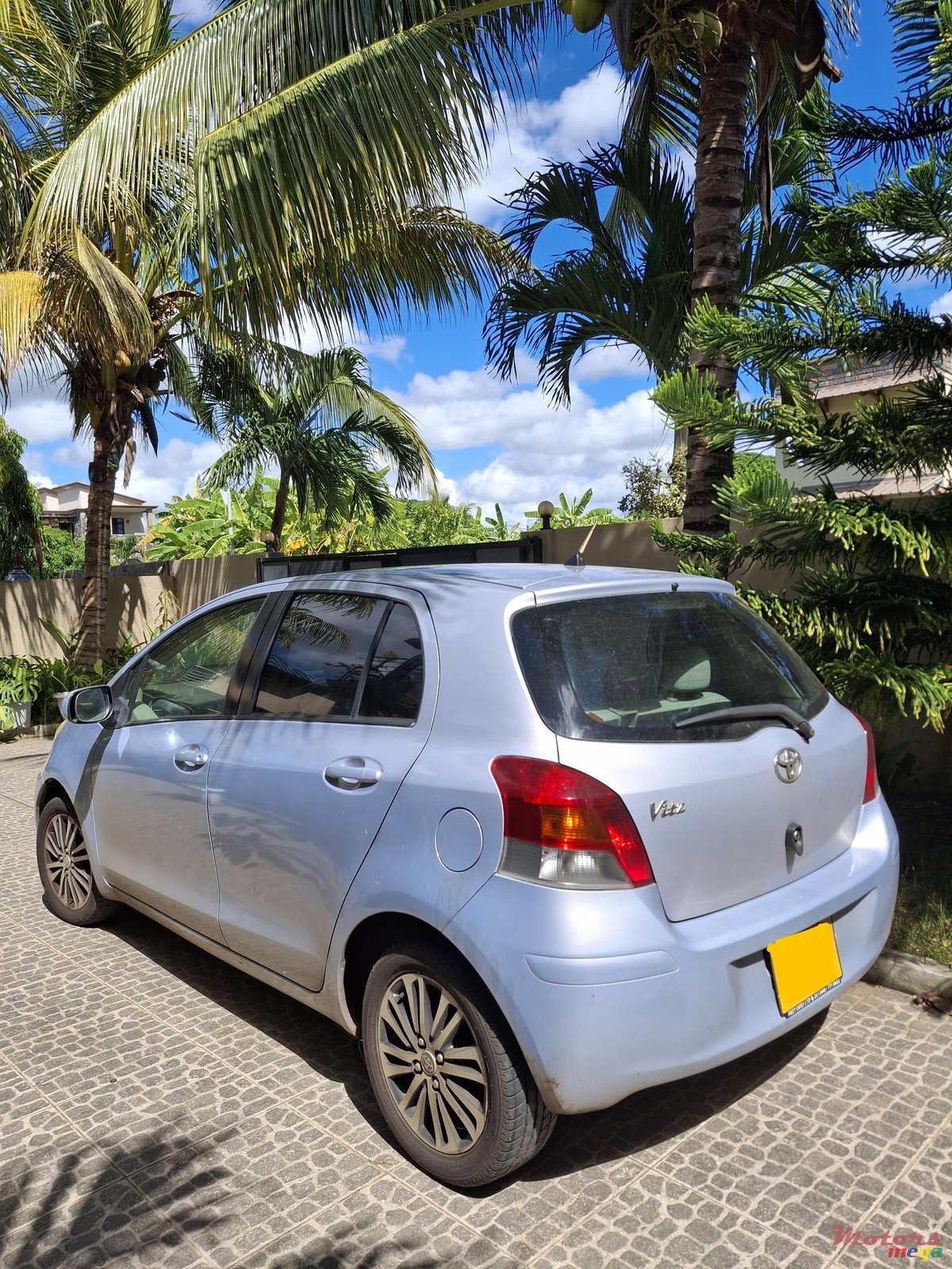 2009' Toyota Vitz photo #2