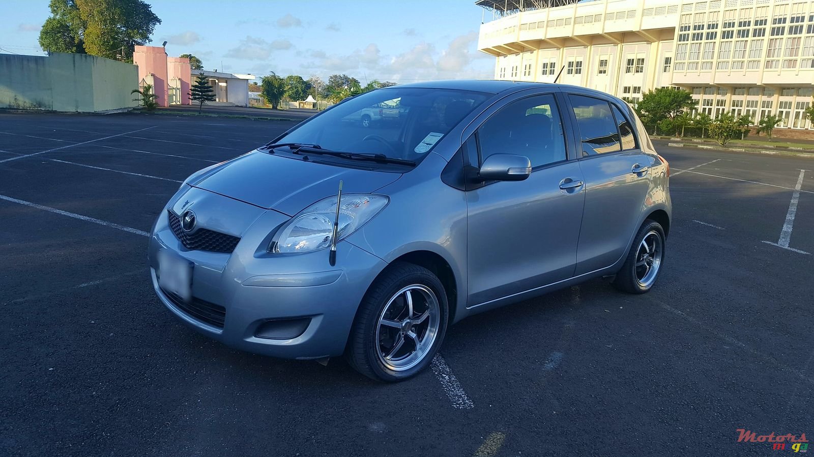 2009' Toyota Vitz photo #3