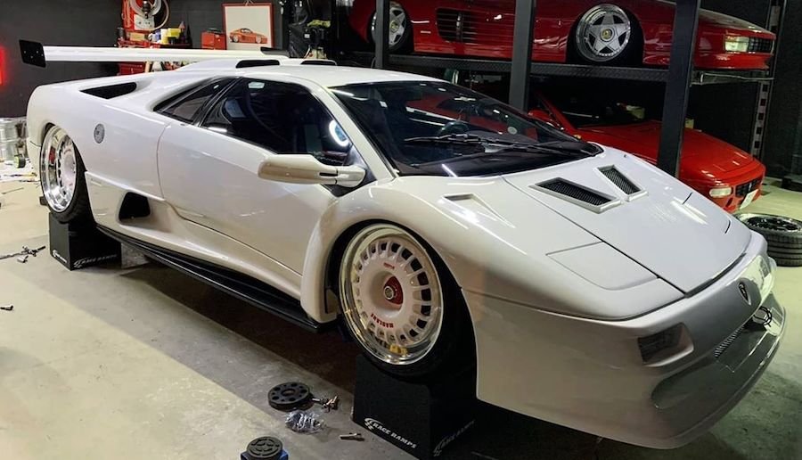 Lamborghini Diablo Slammed on "Turbofan" Wheels Looks Radical