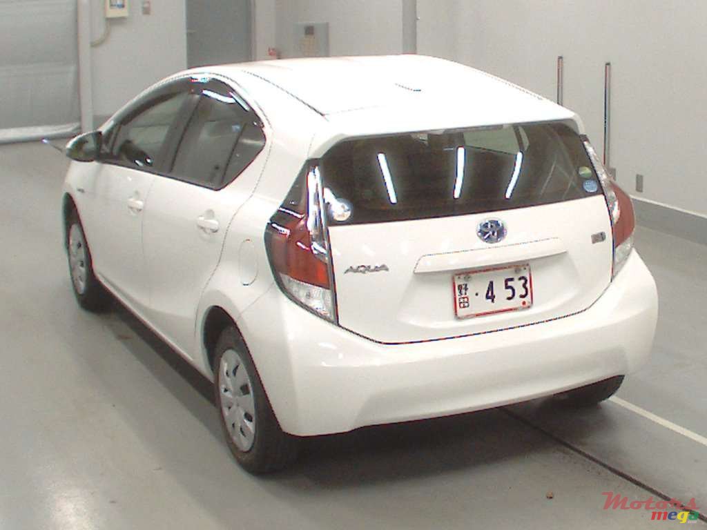 2015' Toyota AQUA photo #2