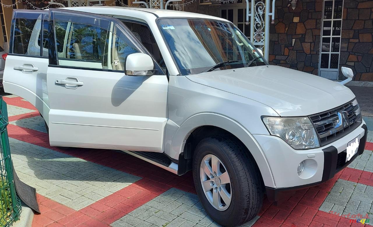 2007' Mitsubishi Pajero photo #4