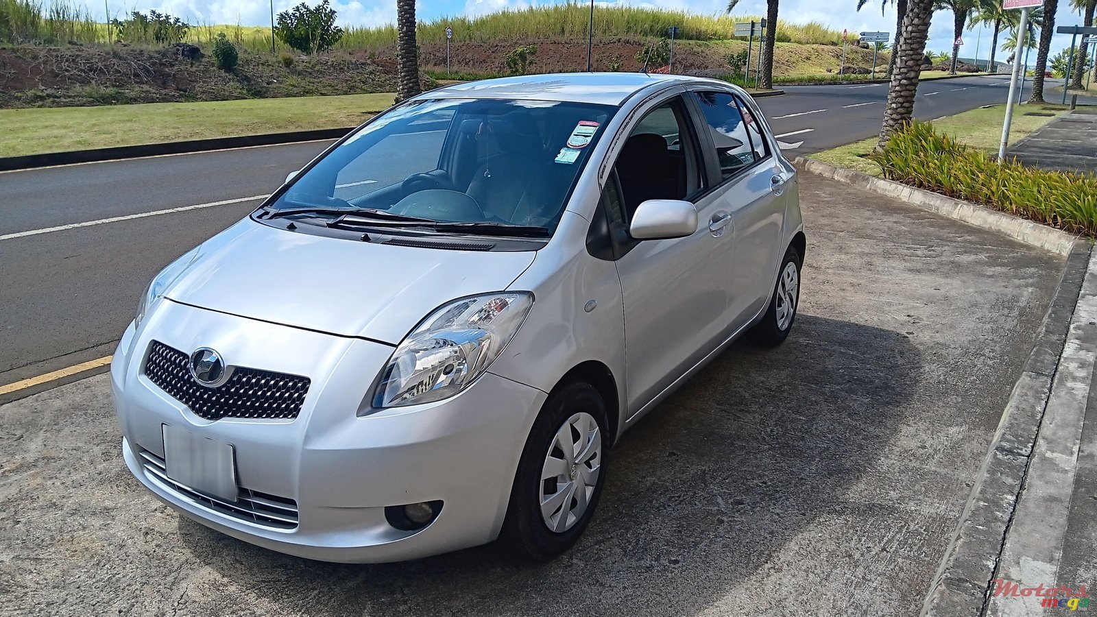 2005' Toyota Vitz photo #5