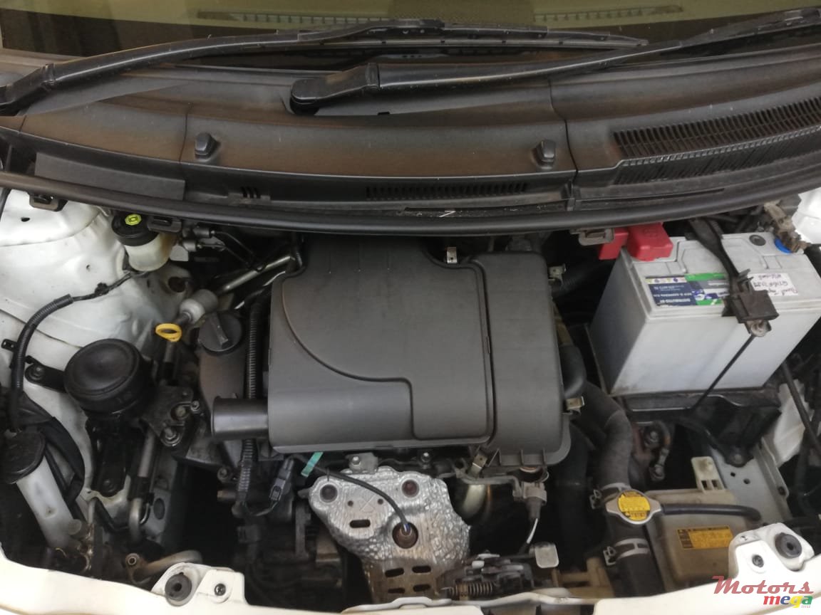 2010' Toyota Vitz photo #3