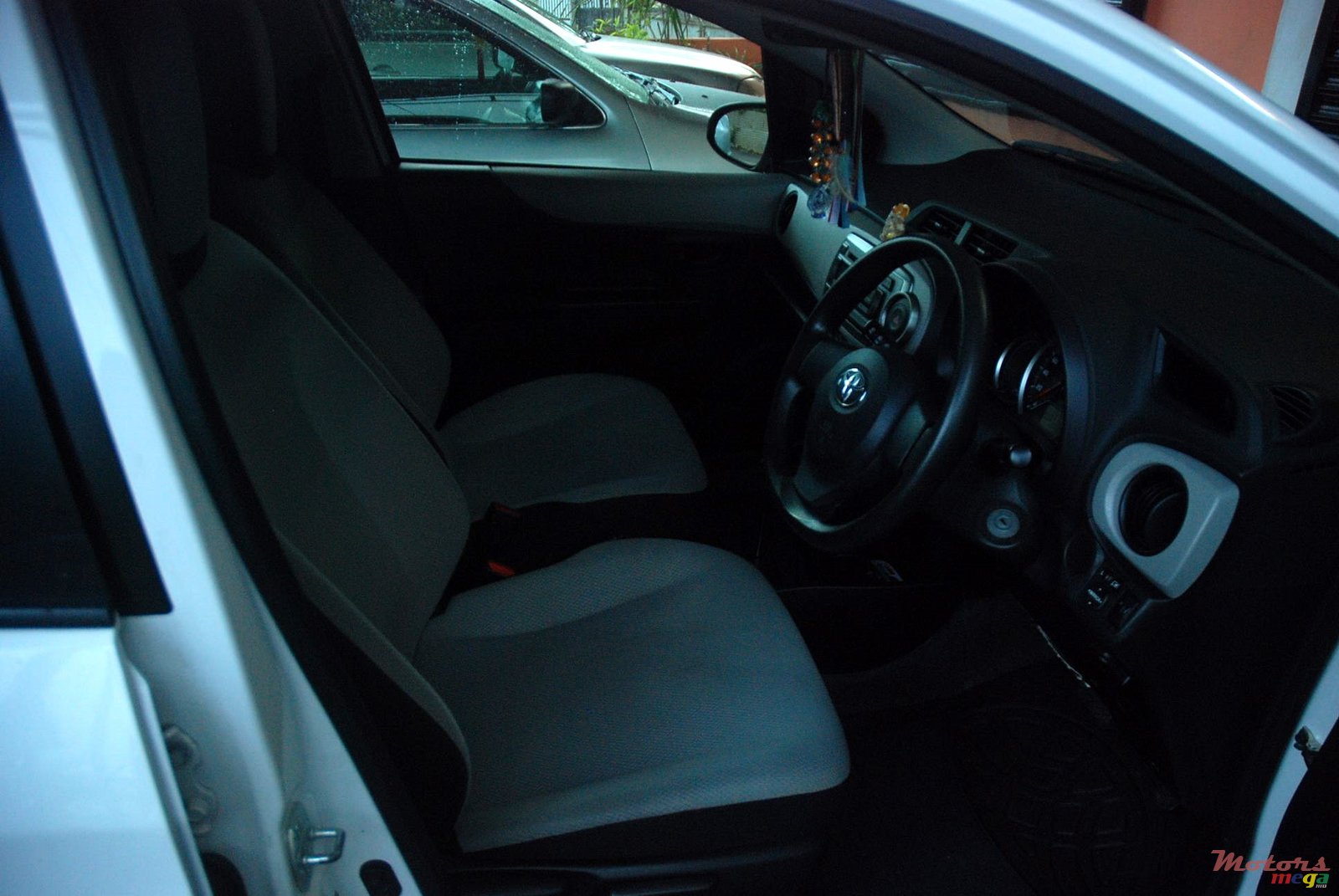 2013' Toyota Vitz 1.3 photo #2