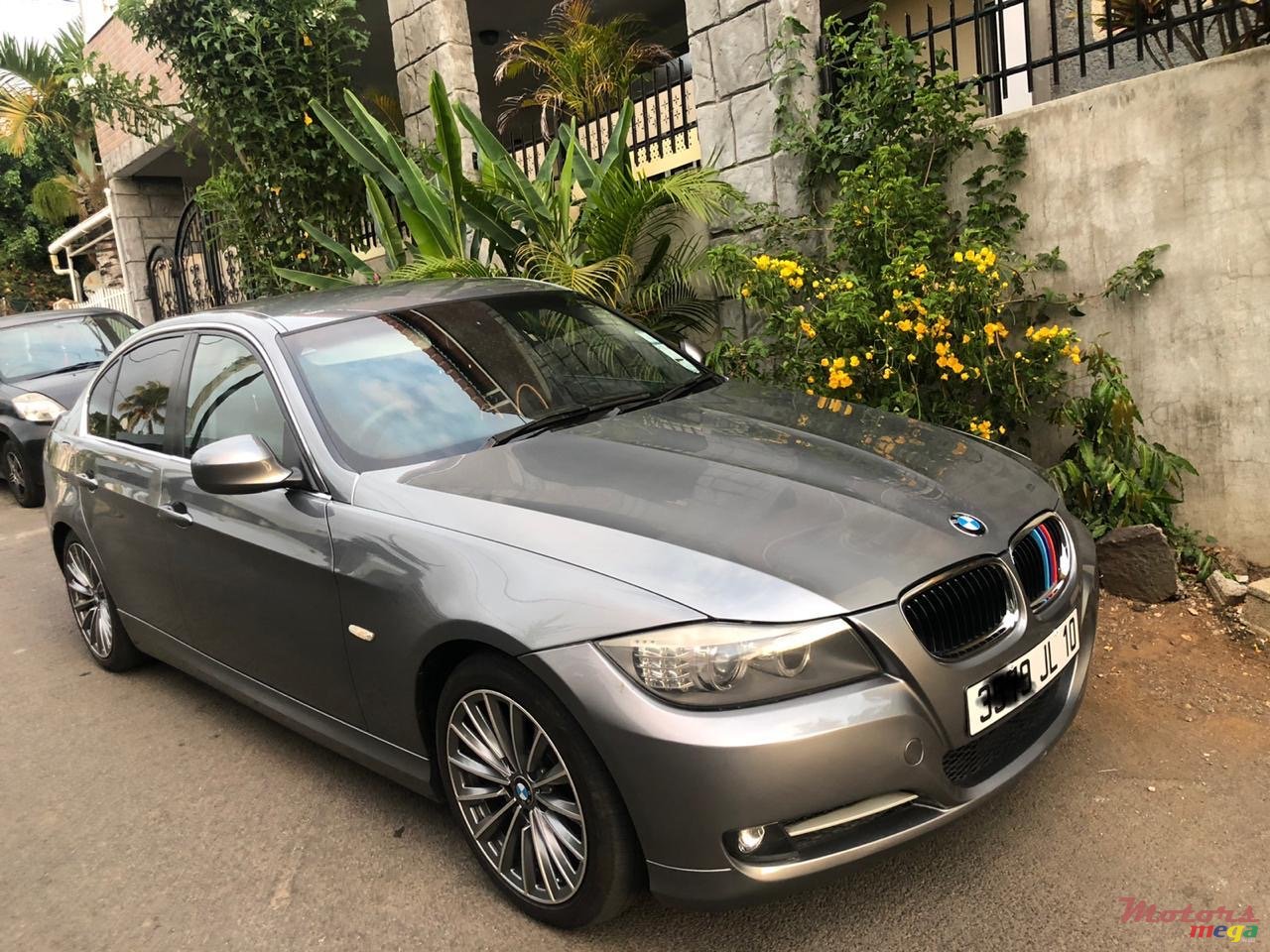 2010' BMW 3 Series photo #1