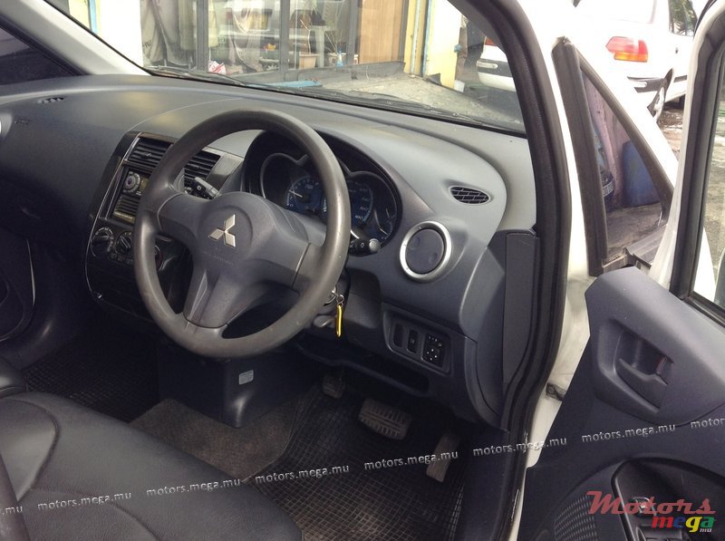 2003' Mitsubishi Colt photo #4