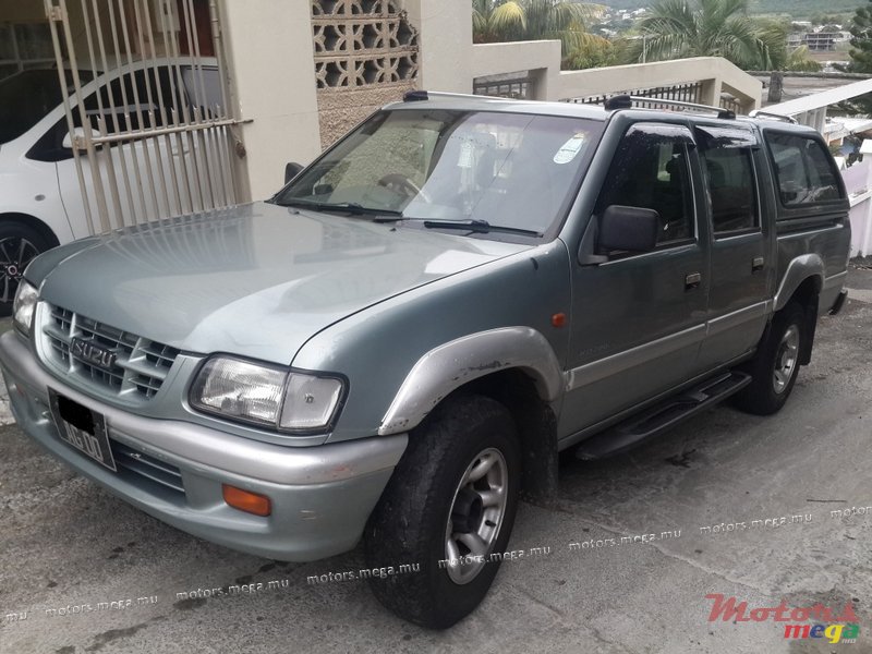 2000' Isuzu photo #1