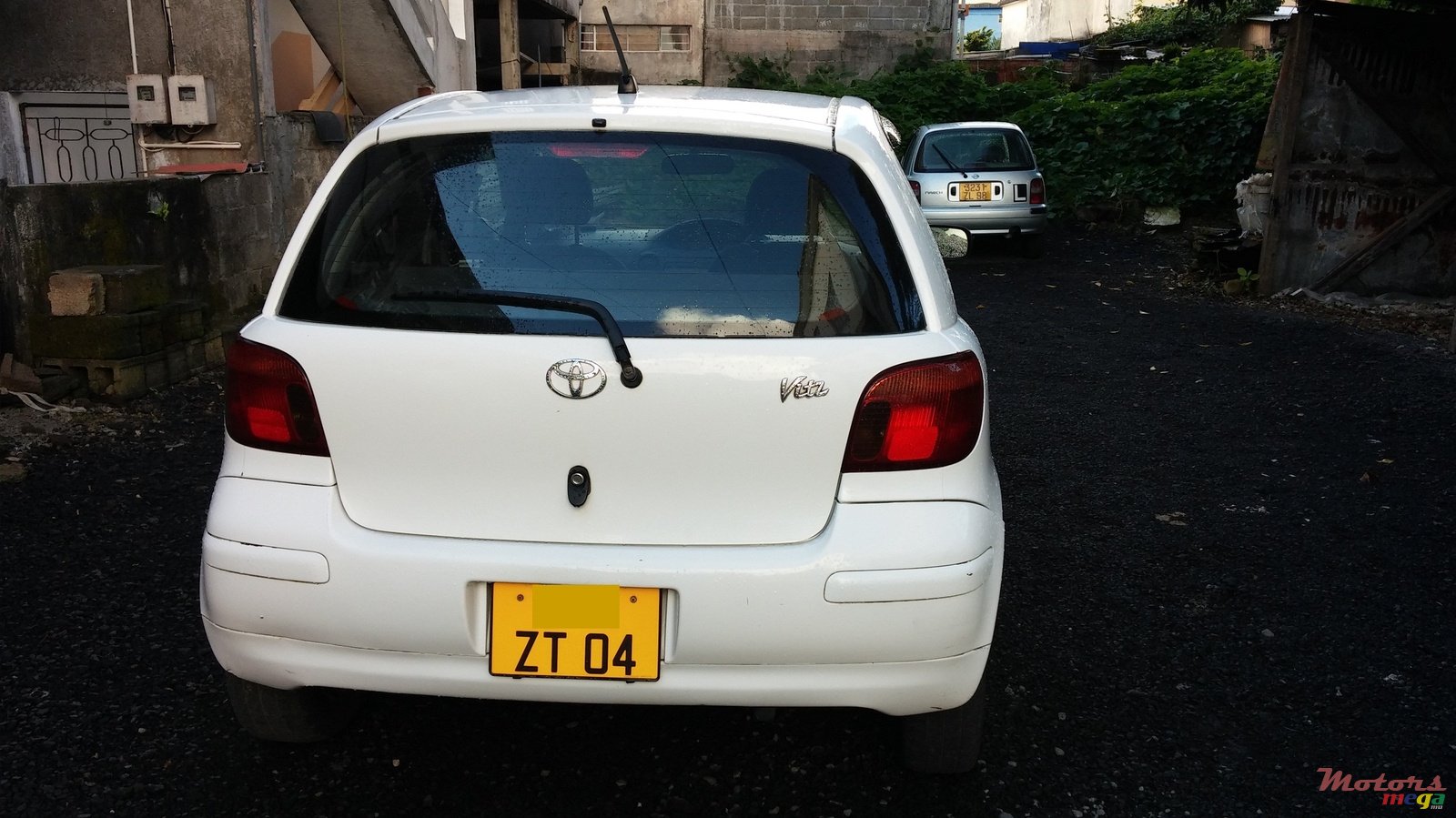 2004' Toyota Vitz photo #2