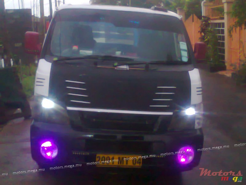 2004' Nissan E25 photo #1