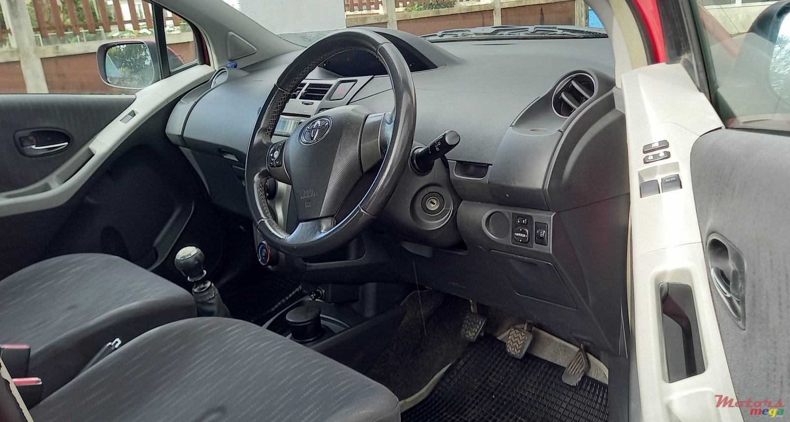 2009' Toyota Yaris photo #5