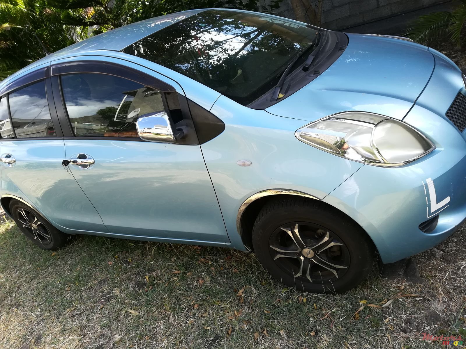 2007' Toyota Vitz photo #1