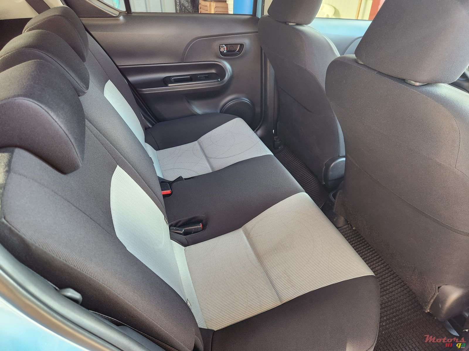 2013' Toyota Aqua photo #3