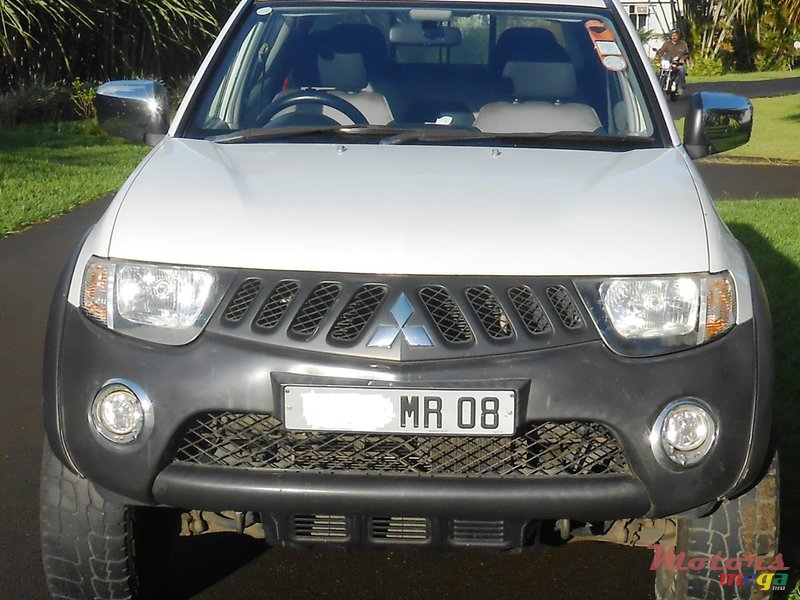 2008' Mitsubishi L 200 with carryboy photo #1