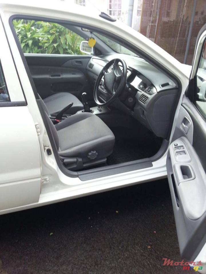 2009' Mitsubishi Lancer GLX photo #2