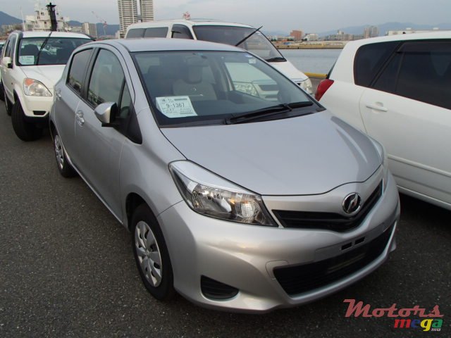 2011' Toyota Vitz F photo #1