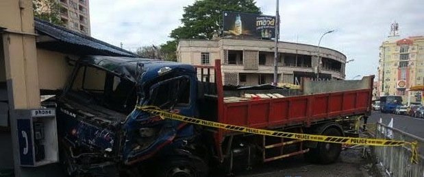 Quatre-Bornes: Violente Collision Entre un Camion et un Minibus