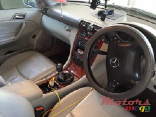 2001' Mercedes-Benz 220 photo #3