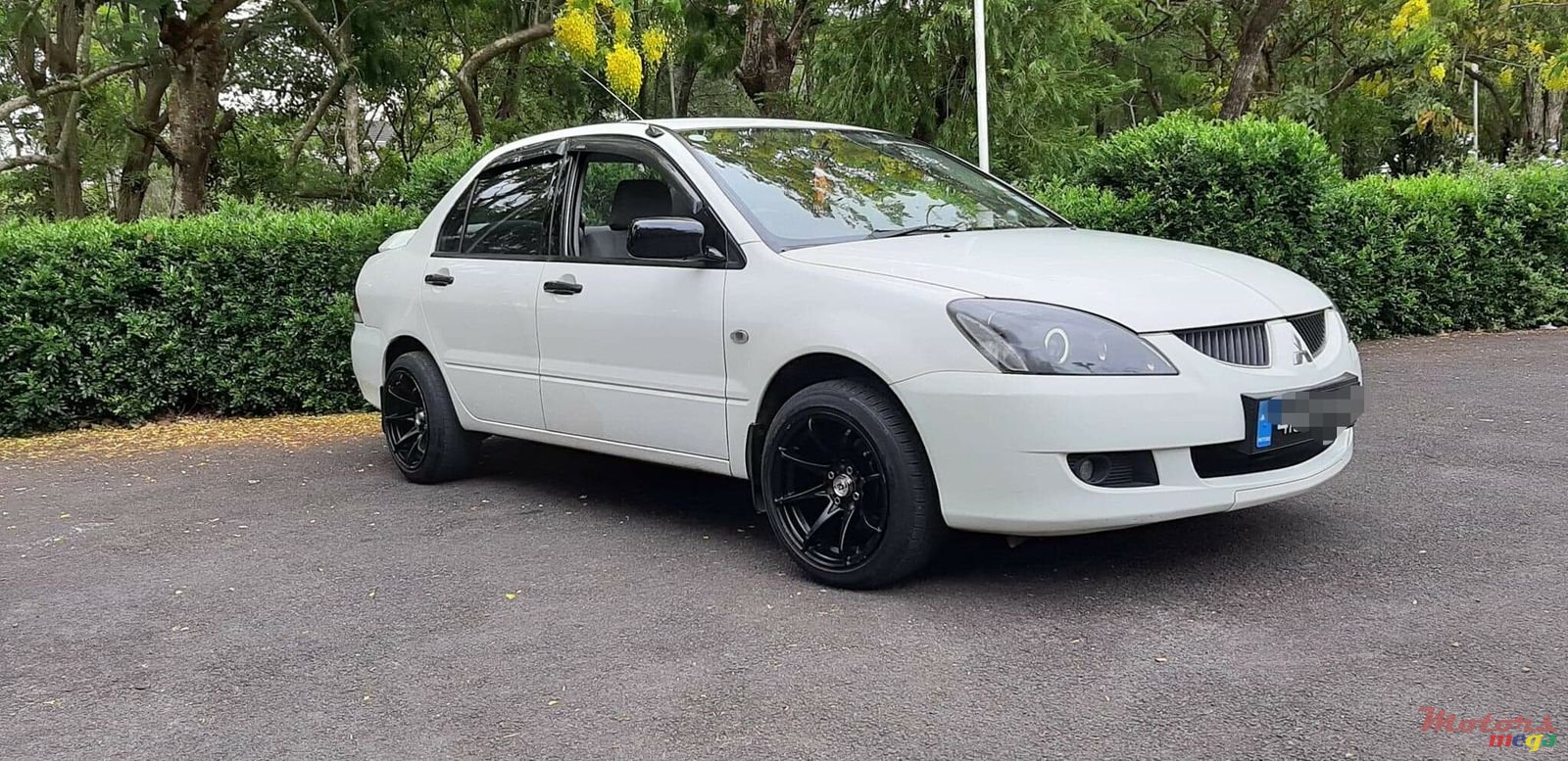 2004' Mitsubishi photo #3