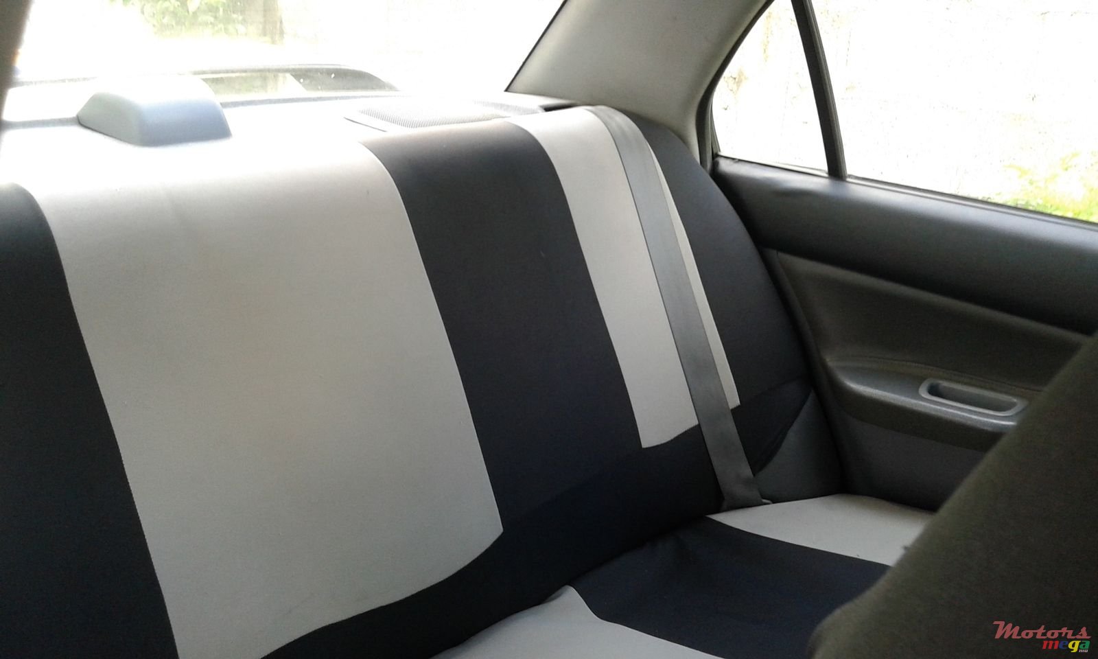 2002' Mitsubishi Lancer photo #3