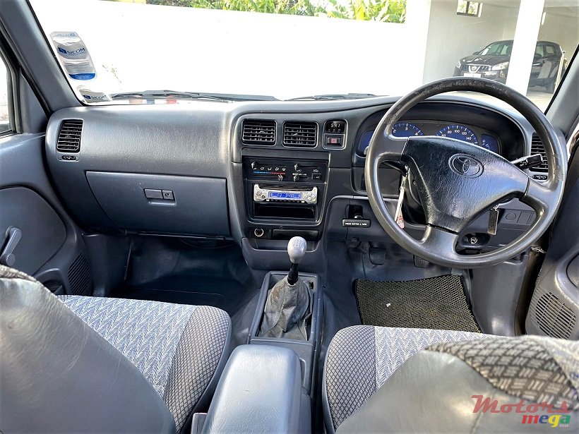 2004' Toyota Hilux Manual 2X4 JAPAN photo #4