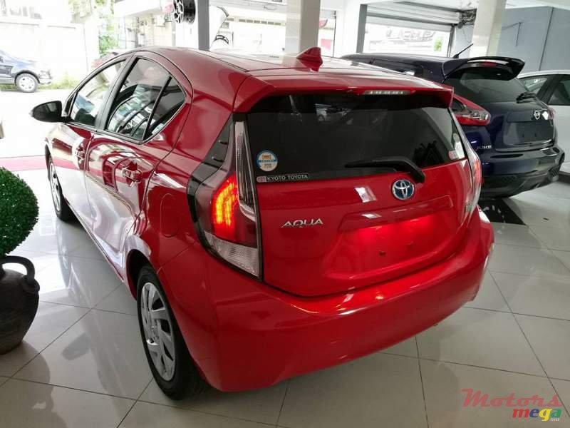 2015' Toyota Prius c Aqua photo #3