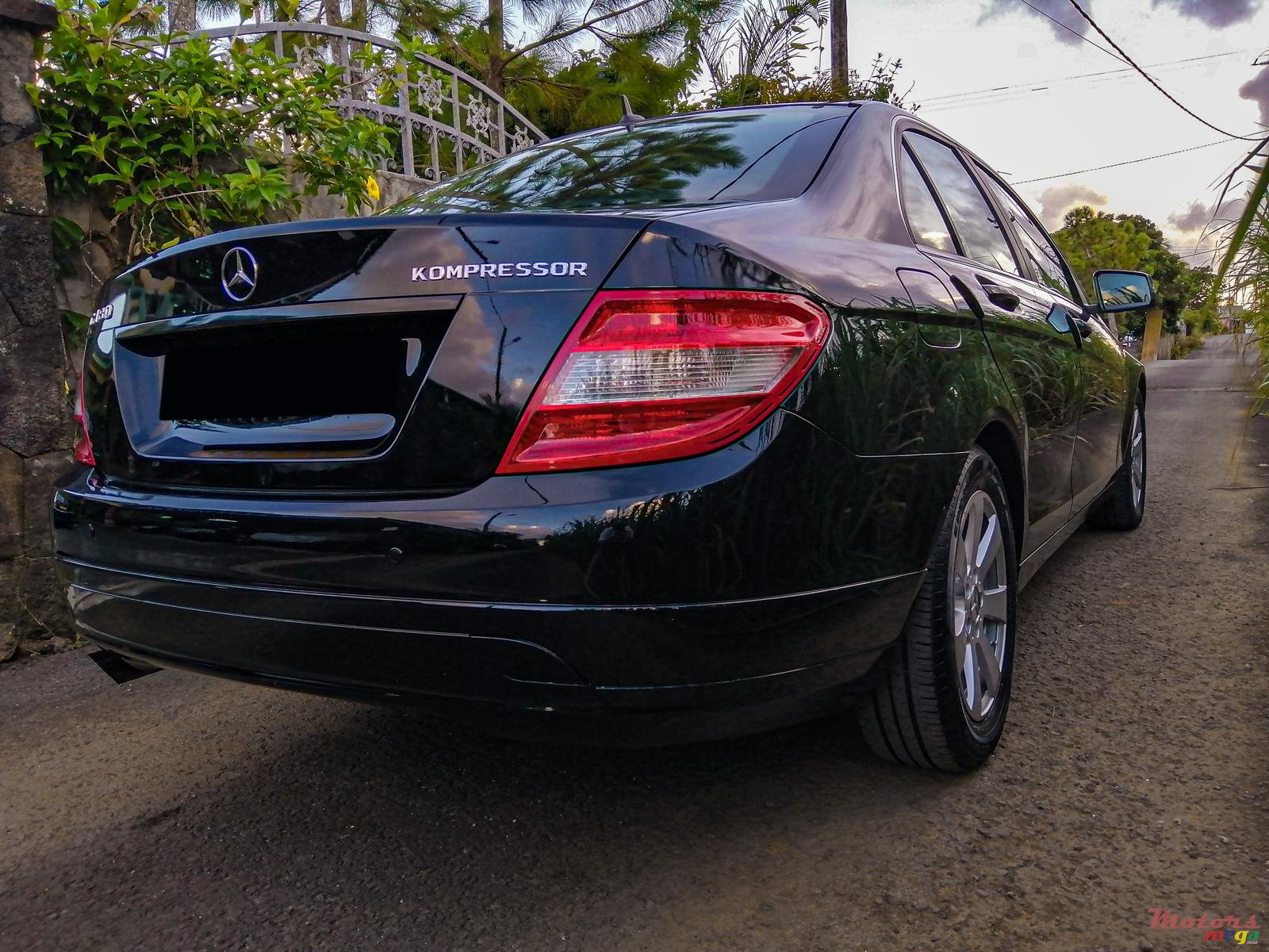 2010' Mercedes-Benz C-Class photo #2