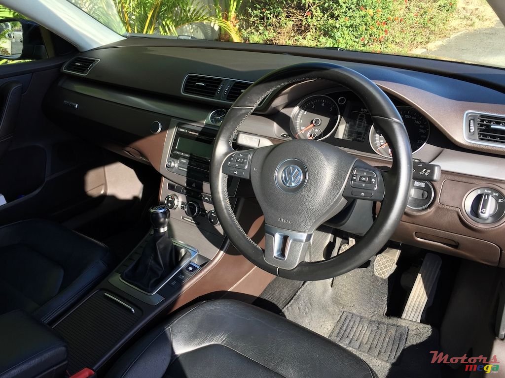 2012' Volkswagen Passat B7 R Line photo #5