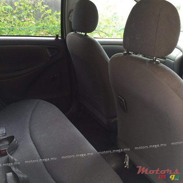 2002' Toyota Vitz photo #3