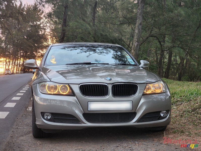 2011' BMW 3 Series 320i LCI photo #2