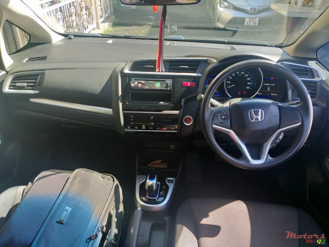 2013' Honda Fit Hybrid photo #7