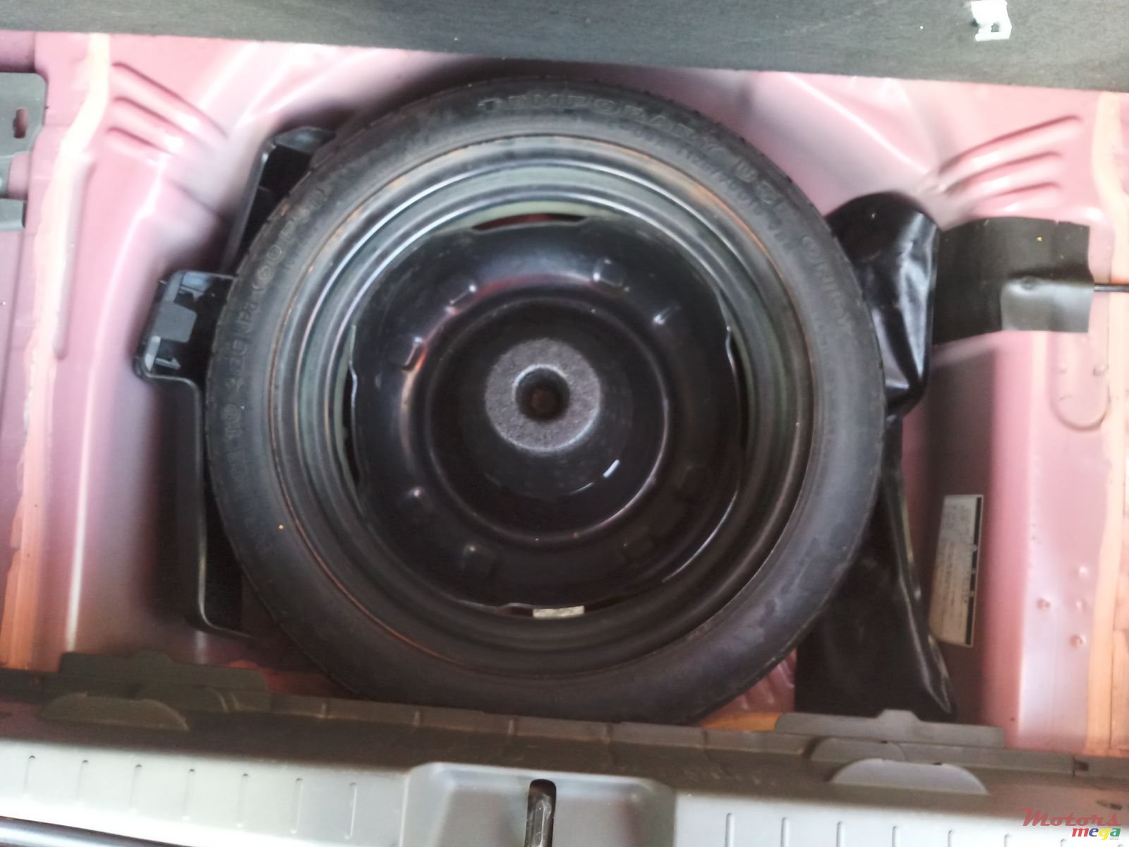 2010' Toyota Vitz photo #3