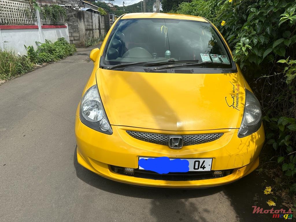 2004' Honda Fit photo #1