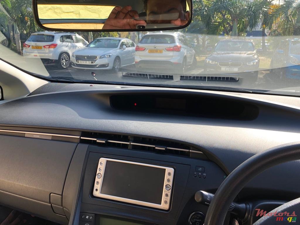 2011' Toyota Prius photo #4