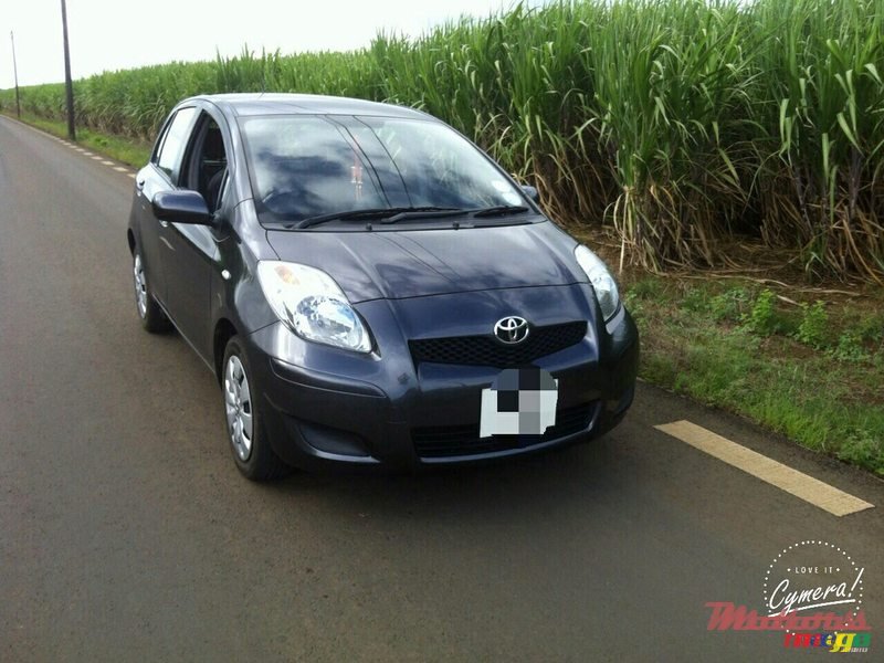 2009' Toyota Yaris photo #2