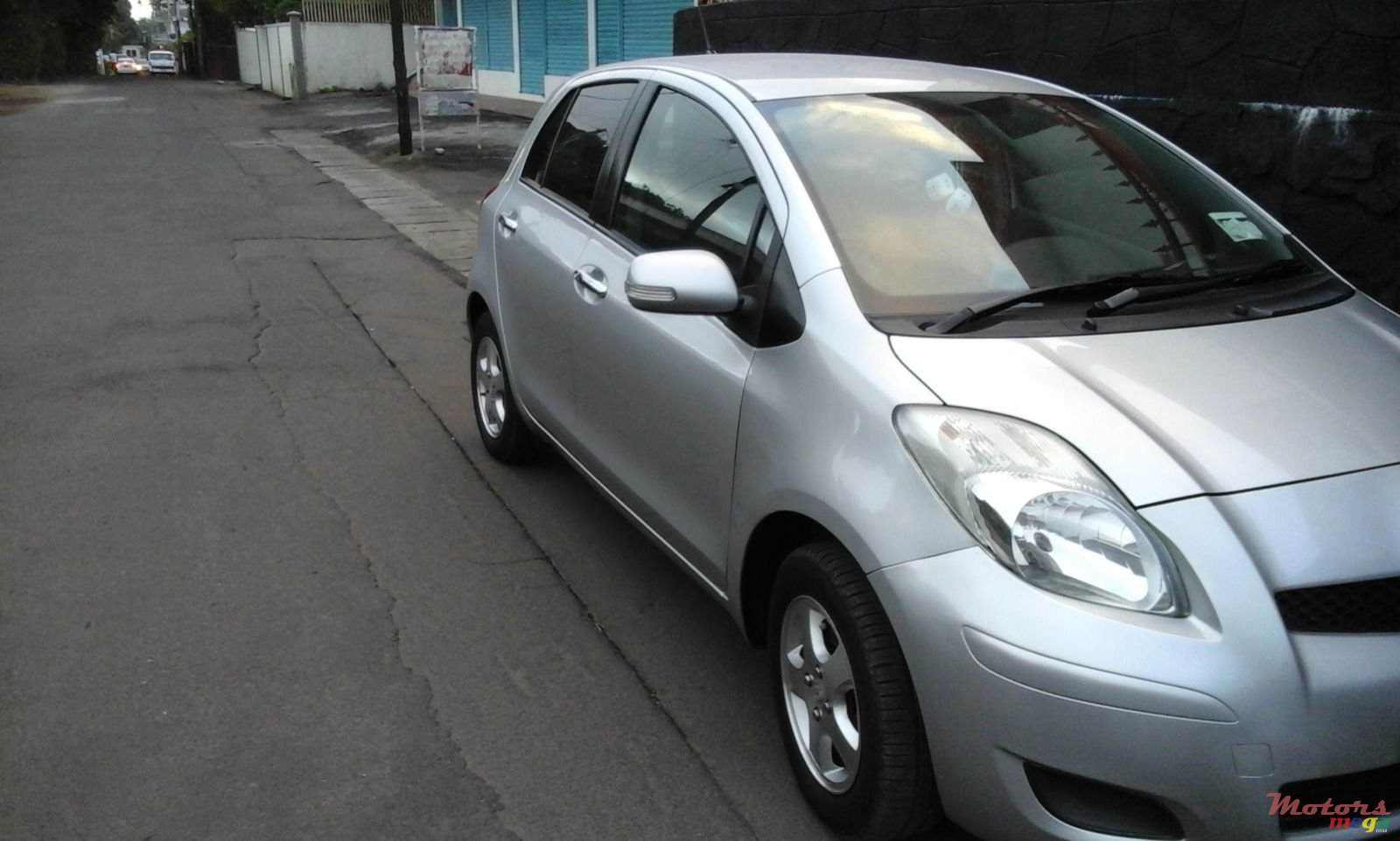 2009' Toyota Vitz photo #1