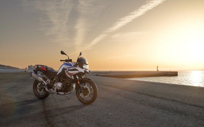 BMW dévoile une partie de son catalogue de motos et scooters 2023