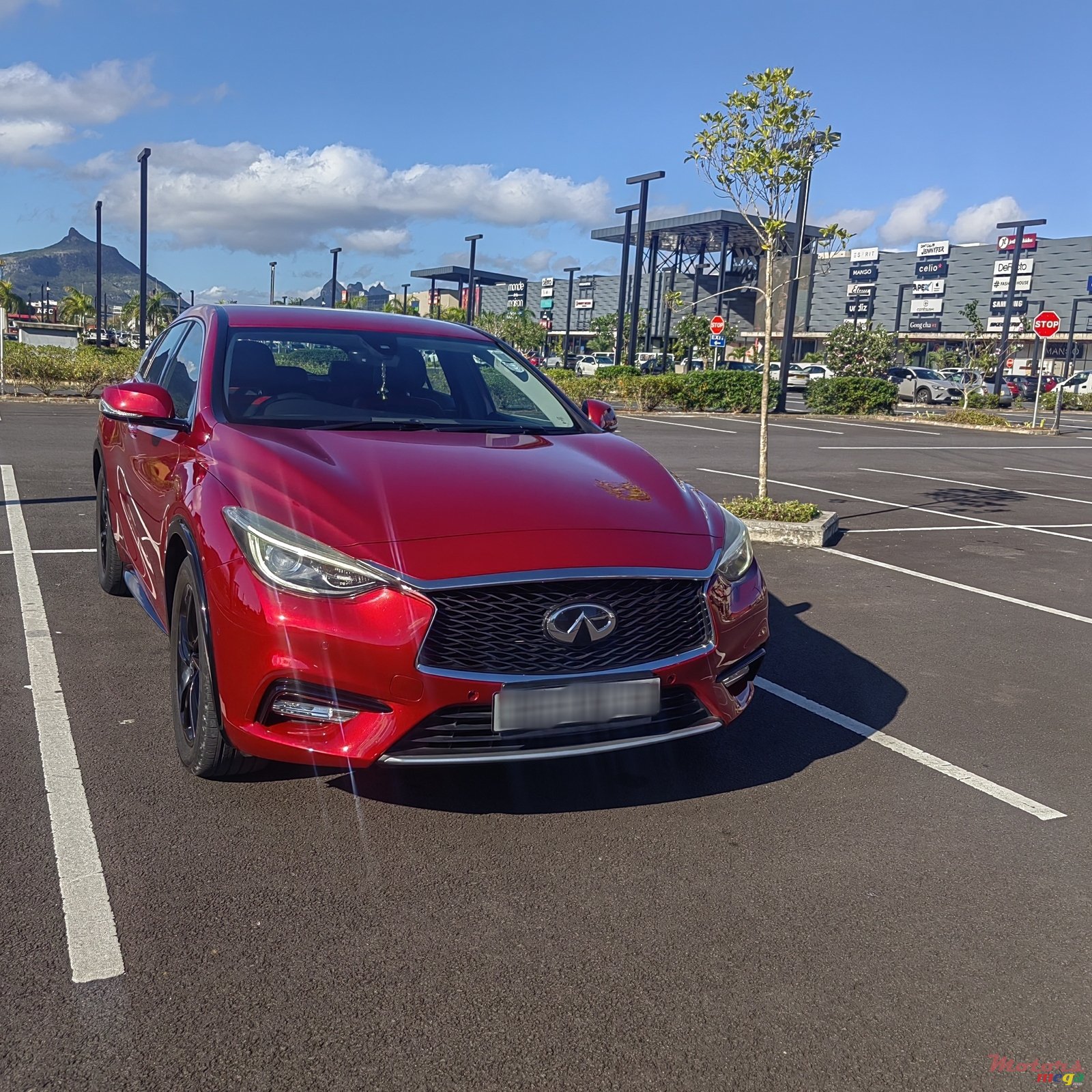 2020' Infiniti Q30 photo #3