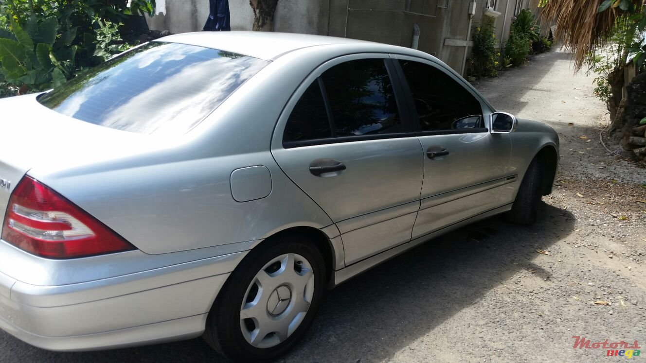 2005' Mercedes-Benz 220 C220 CDI photo #5