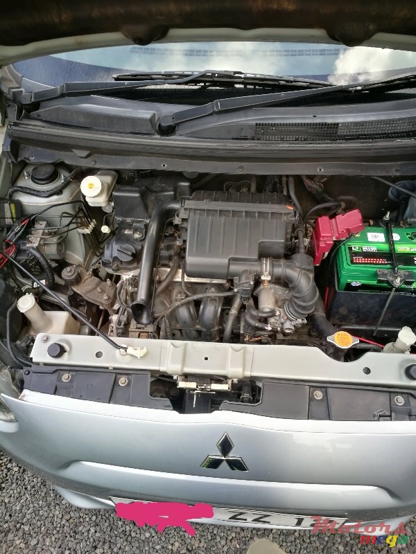 2012' Mitsubishi Mirage photo #2