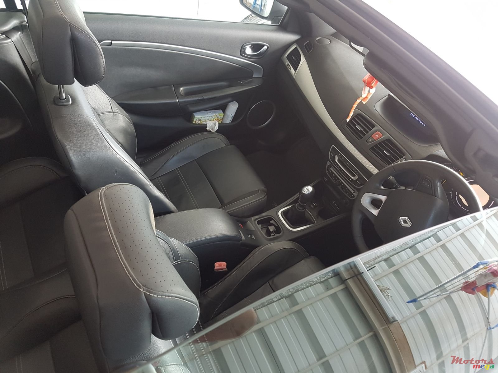 2011' Renault Megane Coupe Cabriolet photo #3