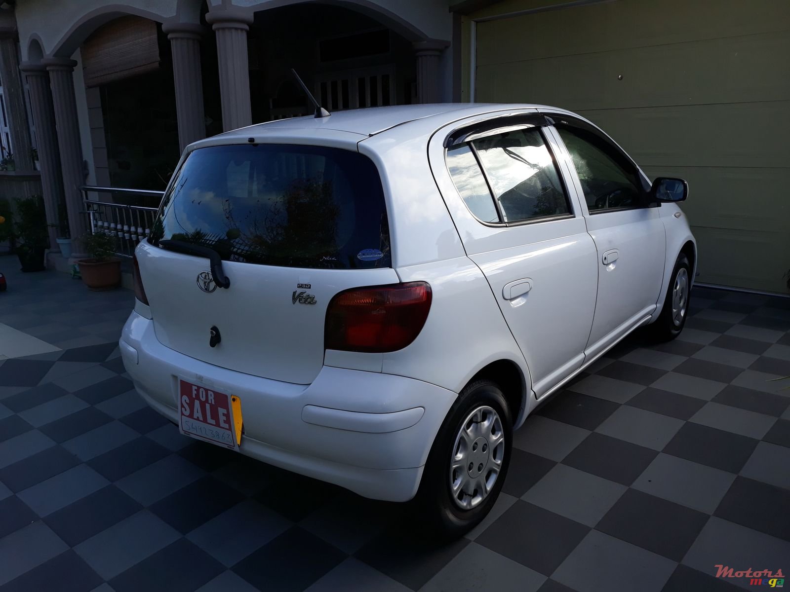 2004' Toyota Vitz photo #2