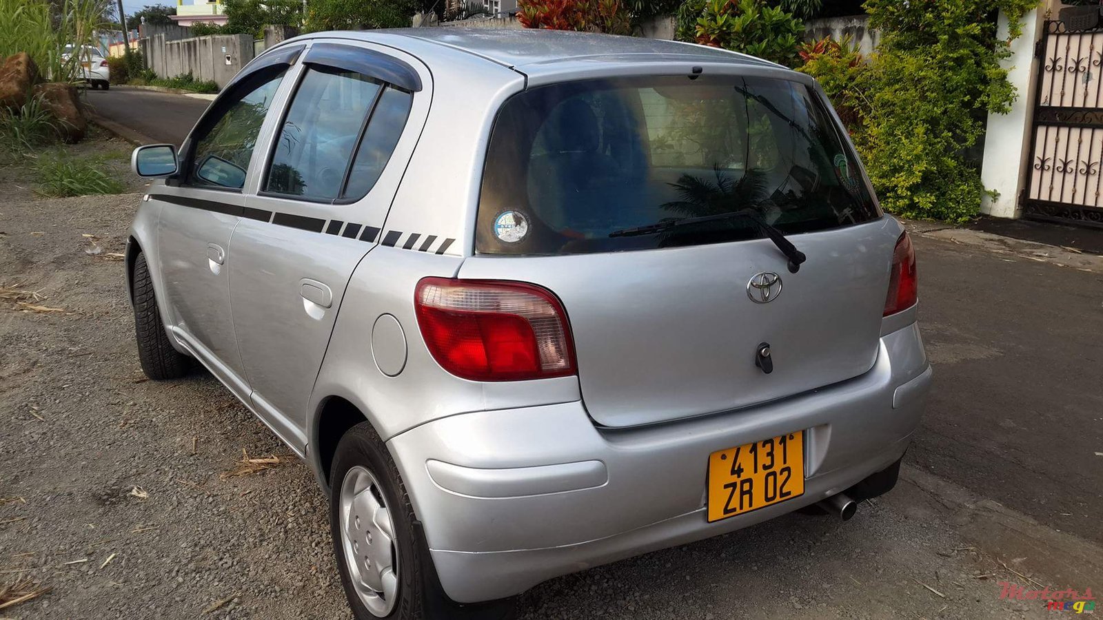 2002' Toyota Vitz photo #2
