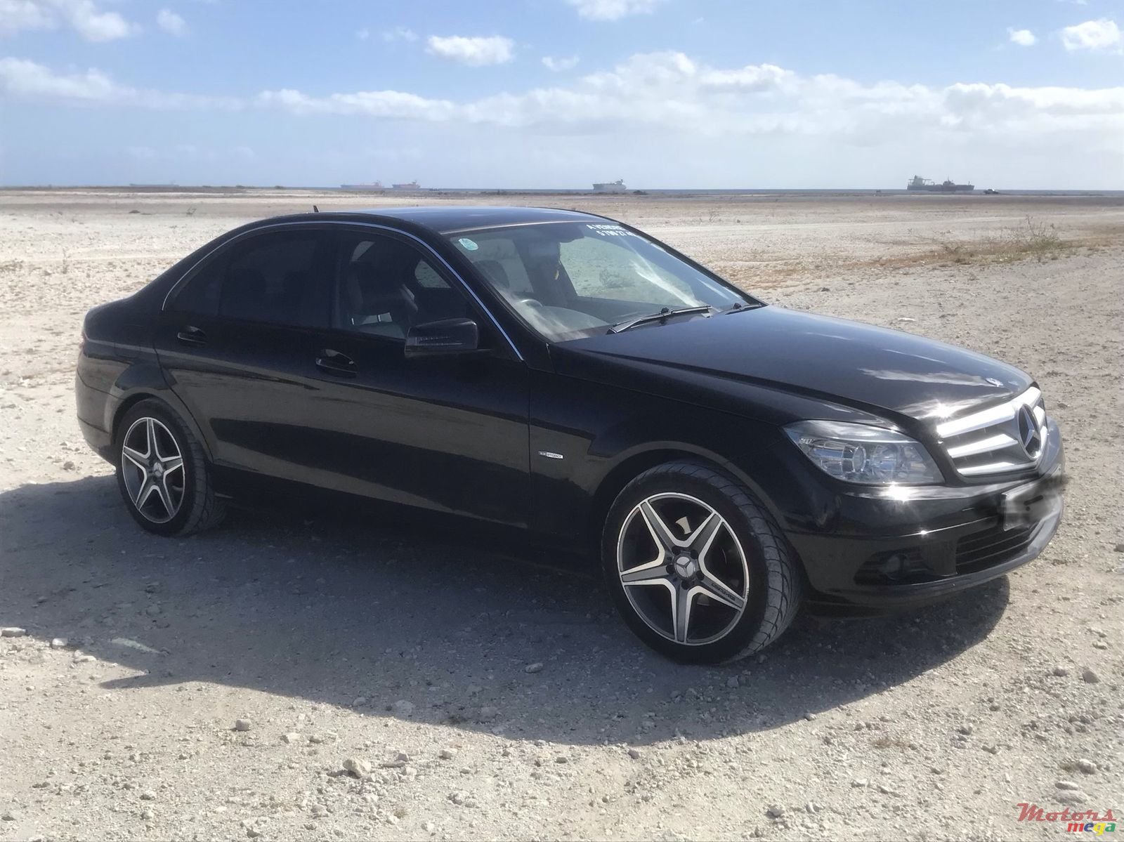 2011' Mercedes-Benz C-Class photo #2