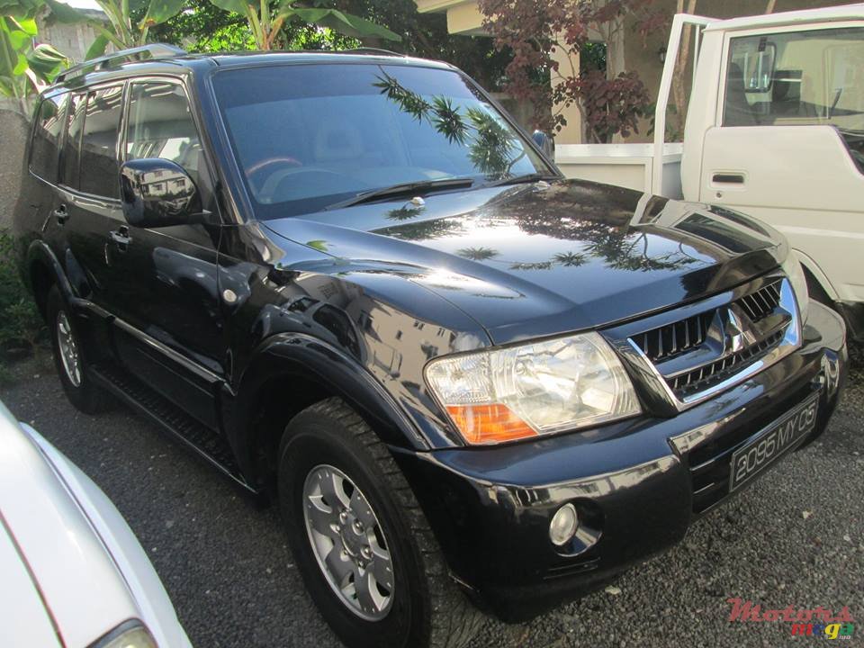 2005' Mitsubishi Pajero GLS 2.8 photo #2