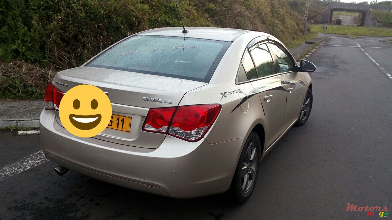 2011' Chevrolet Cruze photo #3