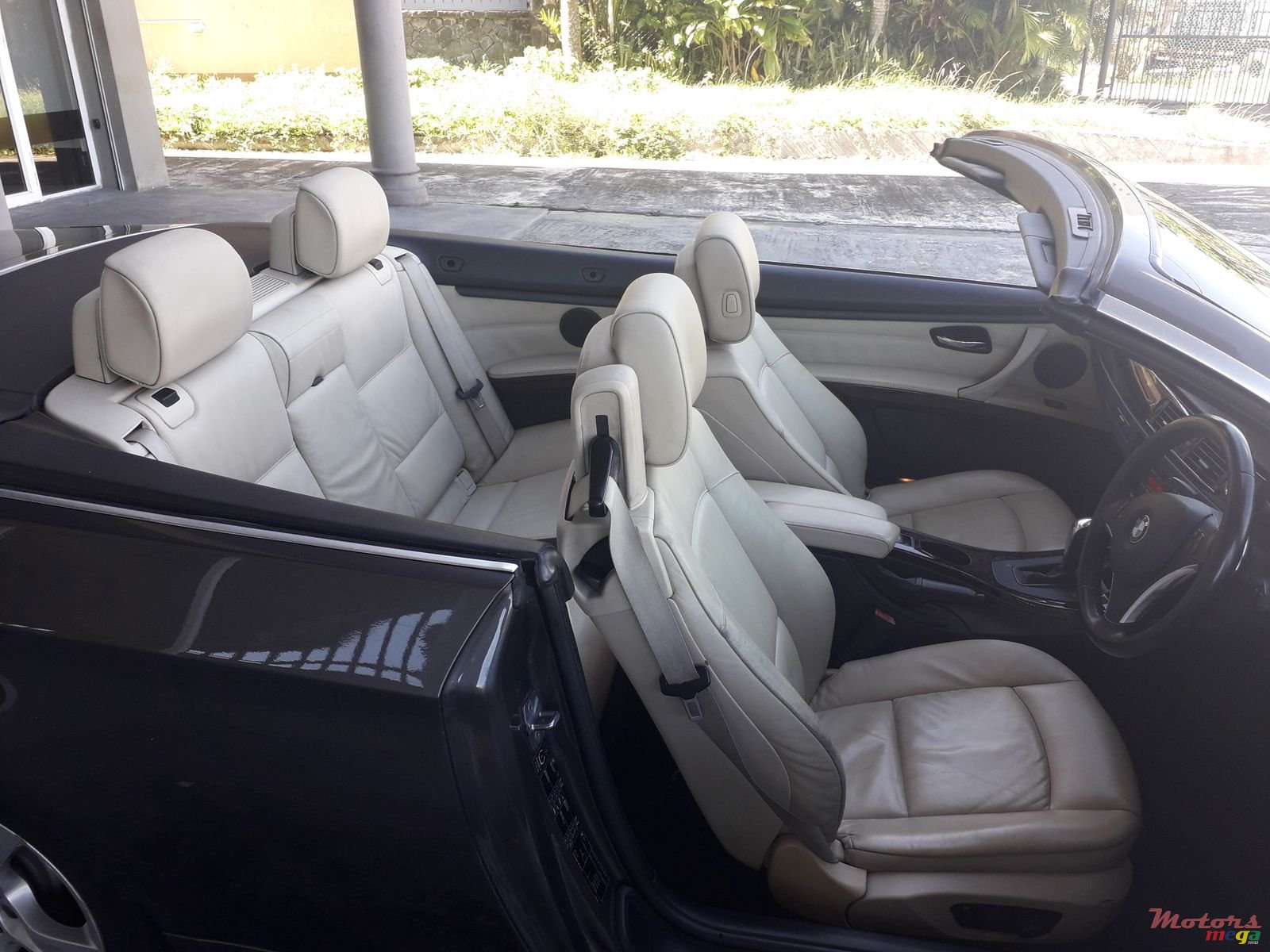 2010' BMW 3 Series Convertible photo #3