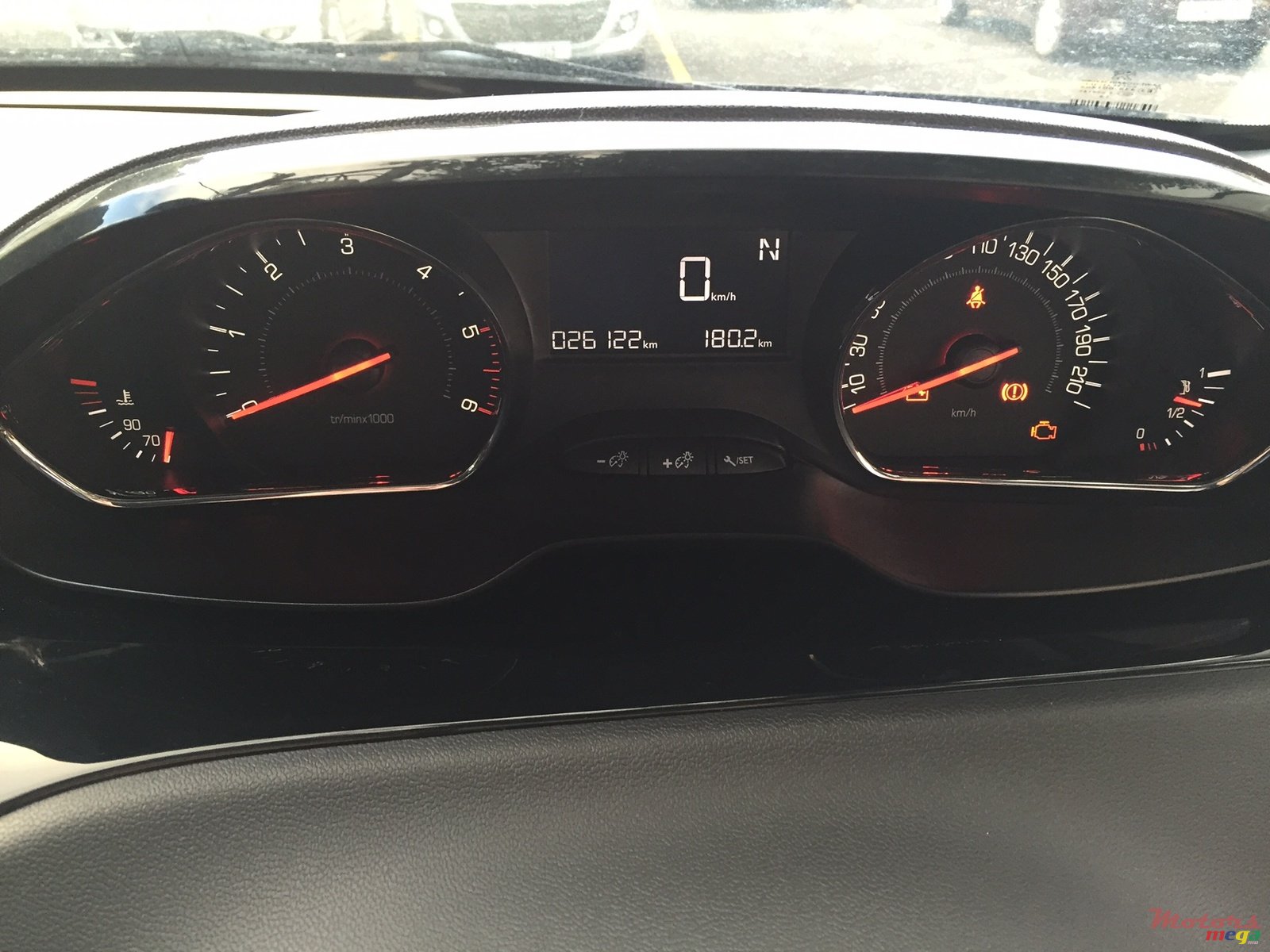 2014' Peugeot 208 eHdi photo #2