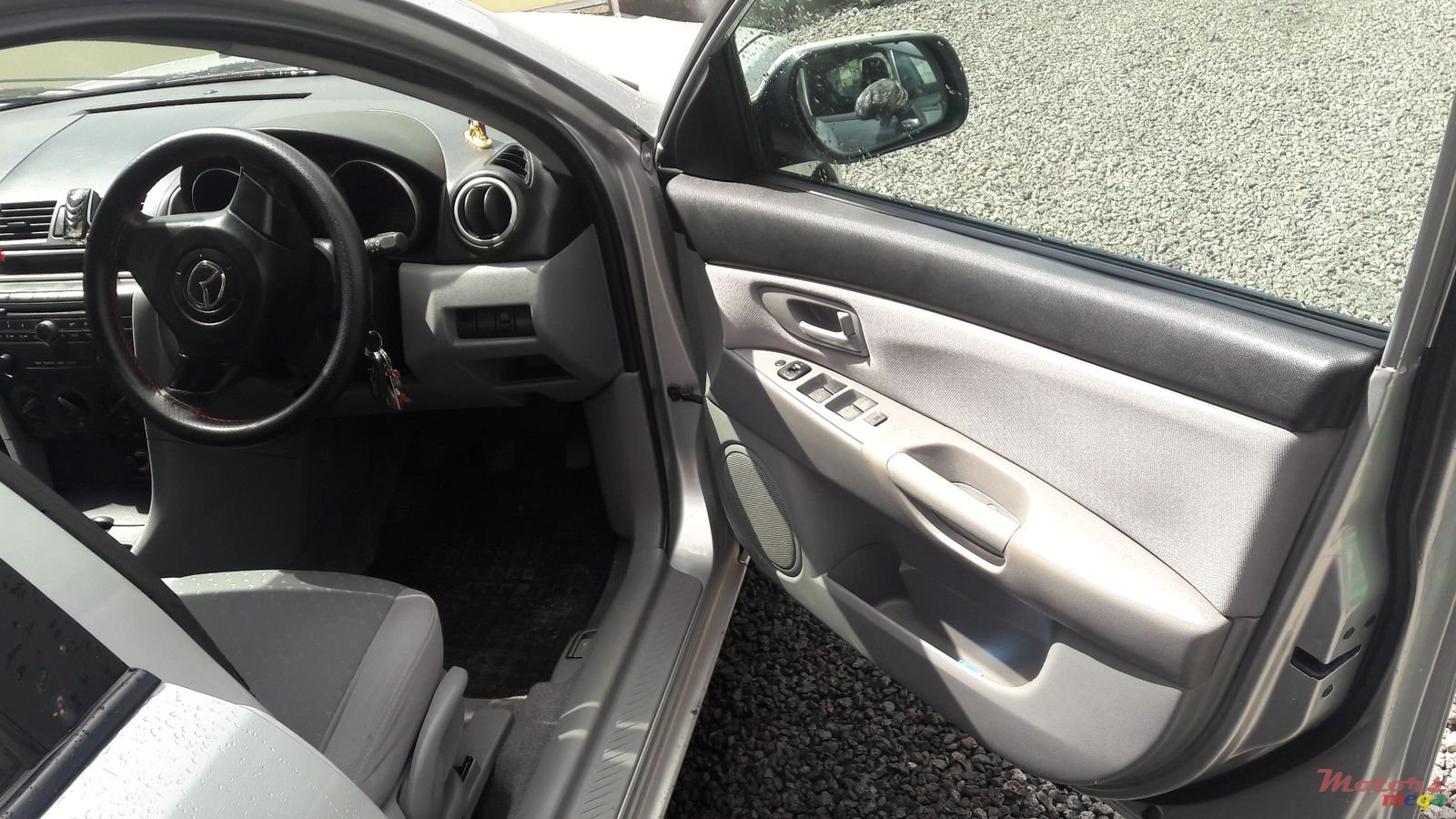 2005' Mazda 3 photo #2