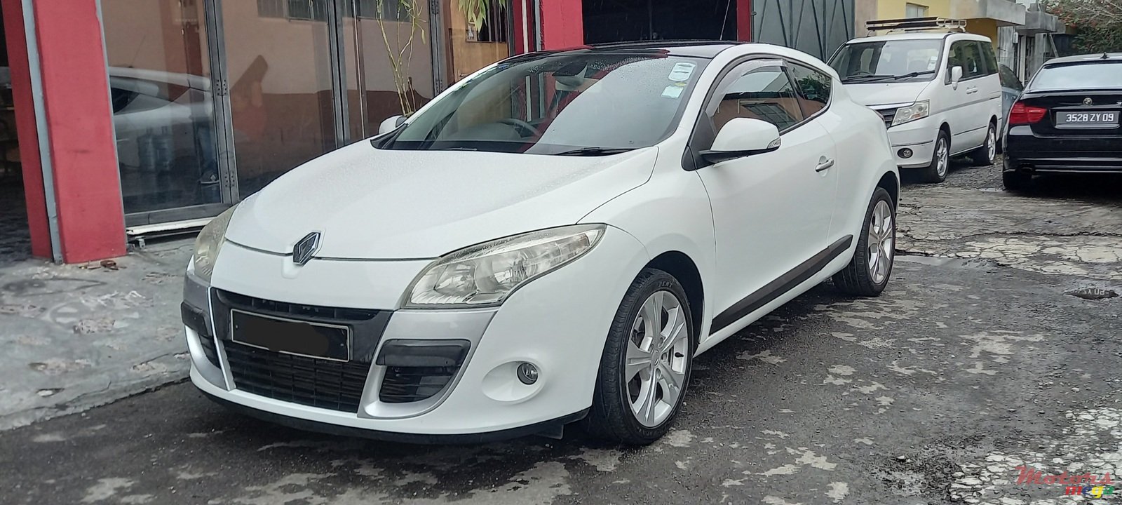 2010' Renault Megane Coupe photo #2